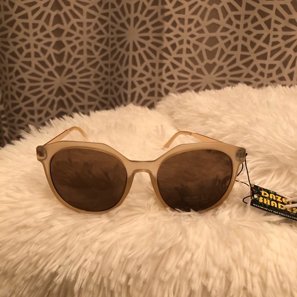 Accessories - 🆕NWT Cream Colored Chic Sunglasses